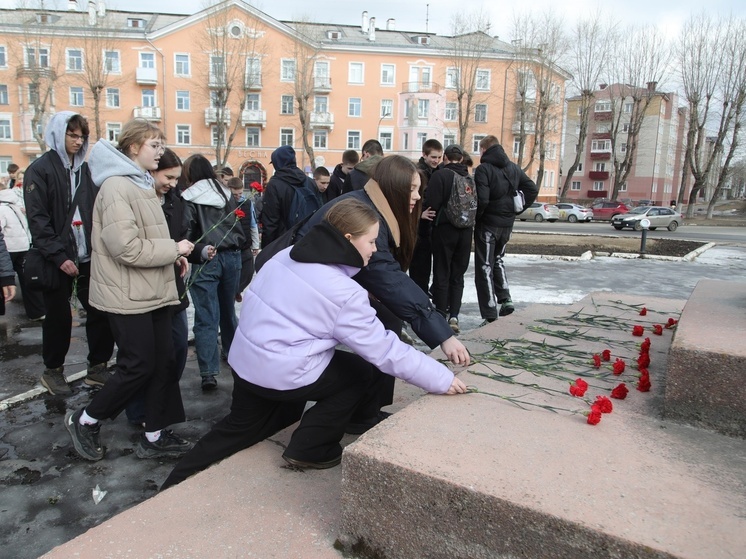Студенты Северодвинска почтили память Михаила Ломоносова