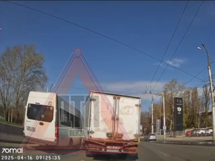 Видеорегистратор запечатлел столкновение маршруток на проспекте Победы в Пензе