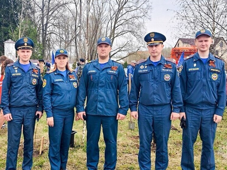 40 кустов сирени высадили в Великих Луках в рамках акции «‎Сад памяти»‎