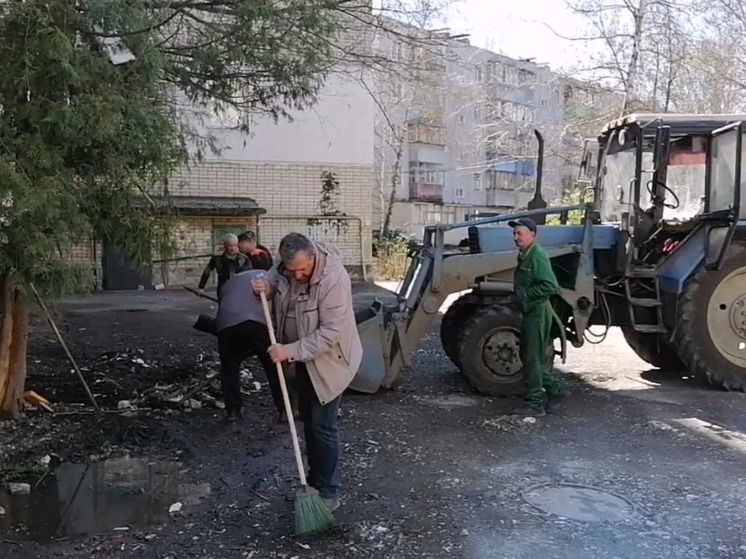 В Курске началась уборка возле пострадавших от атаки БПЛА домов