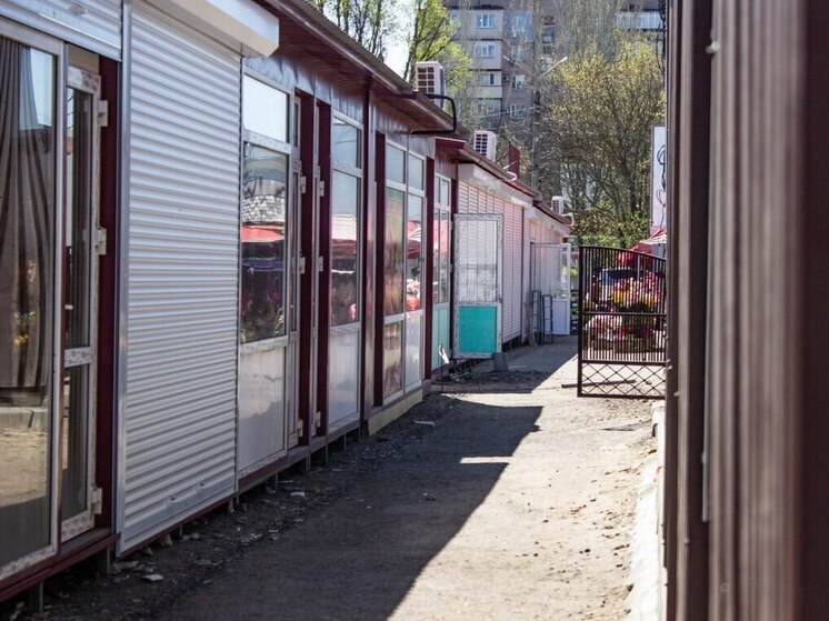В Мелитополе на Кировском рынке устанавливают новые торговые павильоны
