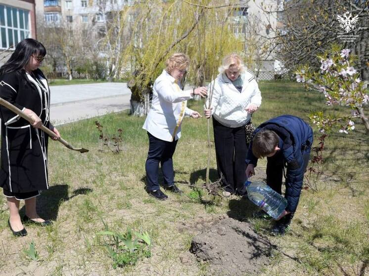 Херсонские школьники высадили деревья в рамках экологической акции