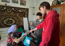 Активисты регионального отделения «Молодой гвардии» навестили Евдокию Ивановну Калюшную, которая в следующем году отметит свой 100-летний юбилей
