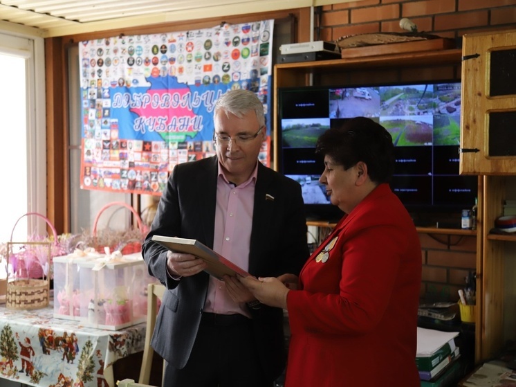 Депутат Госдумы Эдуард Кузнецов обсудил развитие гуманитарной помощи с волонтёрским центром