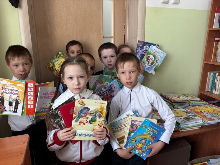 Боец СВО закупил для родной школы книги на чувашском языке