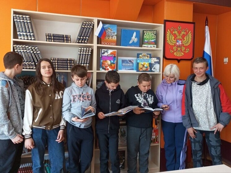 В Токмакской городской библиотеке прошла выставка «Путешествие по Вселенной»