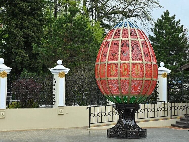 Улицы Сочи начали украшать к Пасхе