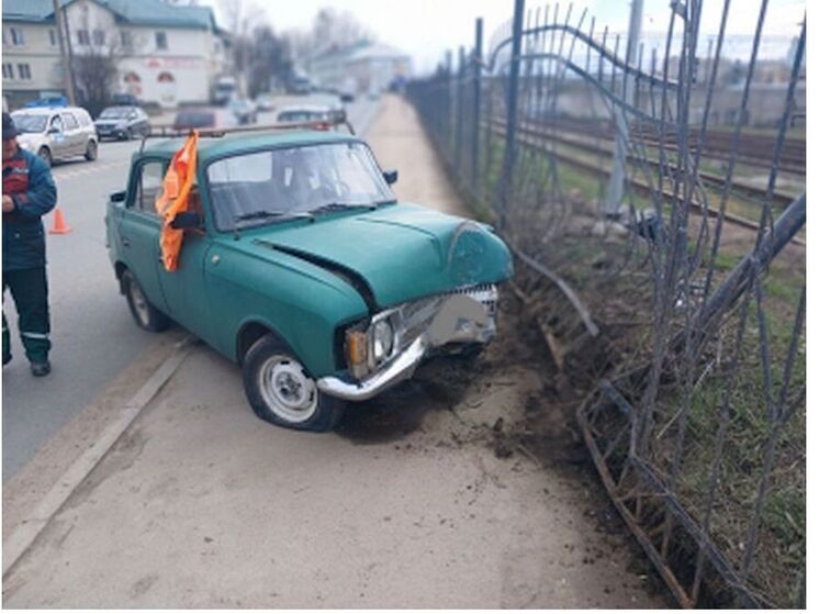 На Витебском шоссе в Смоленске советский ИЖ М-412 пытался таранить забор