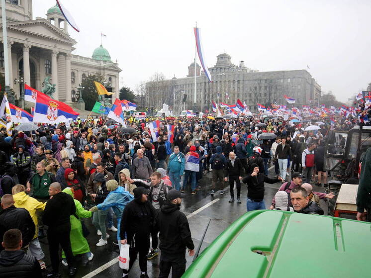 Эксперты ФСБ увидели провокацию, и не нашли звуковую пушку на митинге в Белграде