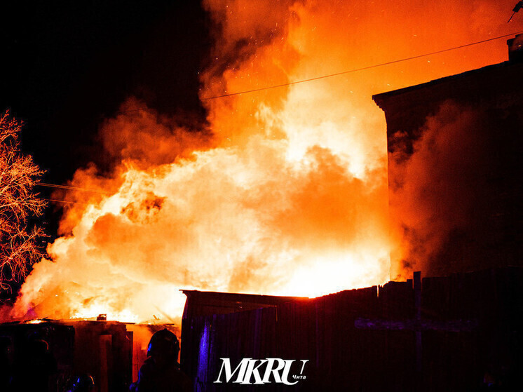 Две машины, баня и веранда дома пострадали от пожара в Хилке