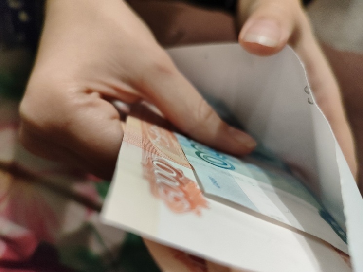 Житель Парабели погасил полумиллионный долг по алиментам к 18-летию дочери