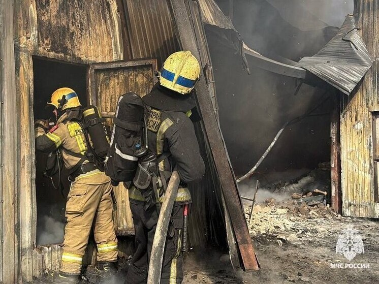 В Уфе пожарные локализовали пожар на 800 кв. метрах