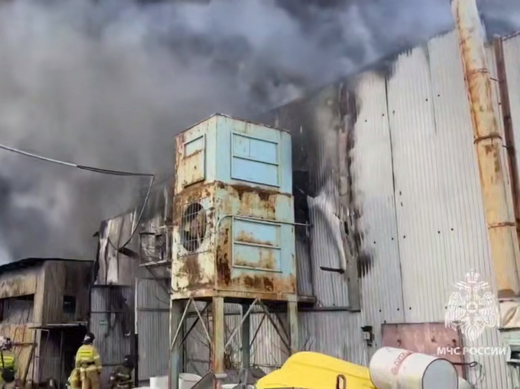 В Уфе тушат полыхающий производственный цех