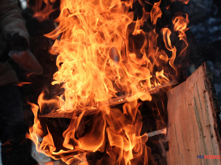 Кузбассовцы сняли на видео пожар в жилом доме