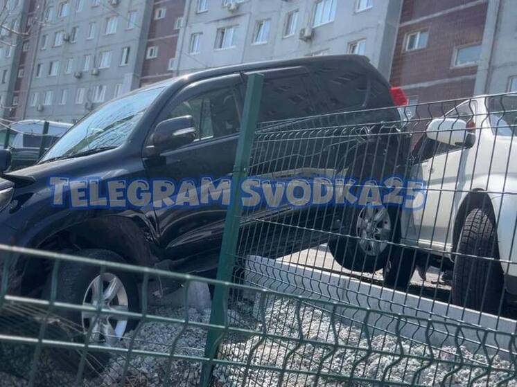 Человека зажало между машин в ДТП с участием внедорожника на Шилкинской во Владивостоке