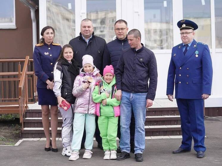 Губернатор Кузбасса вручил ключи от 102 квартир жителям Новокузнецка