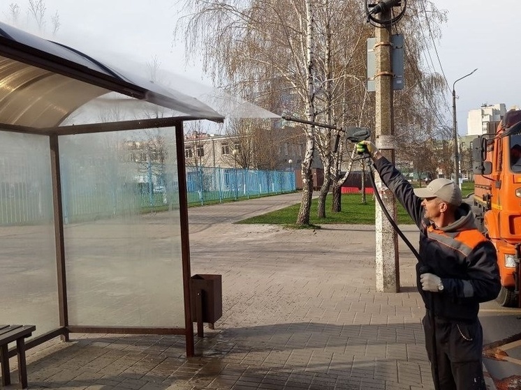 В Курске начали мыть остановочные павильоны после зимы
