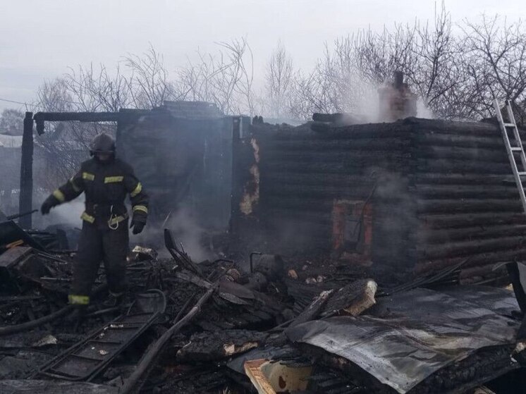 6 специалистов МЧС тушили пожар в Невельском округе