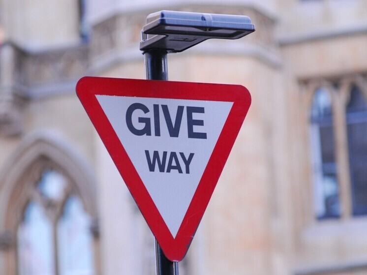 Знак «Уступи дорогу» установили на перекрестке с автоподставами во Владивостоке