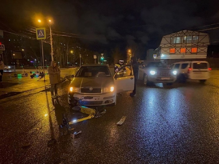 Две нарушительницы на самокате попали под машину на Амундсена в Екатеринбурге