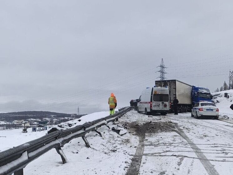 В групповом ДТП на автоподъезде к  Североморску пострадал один человек