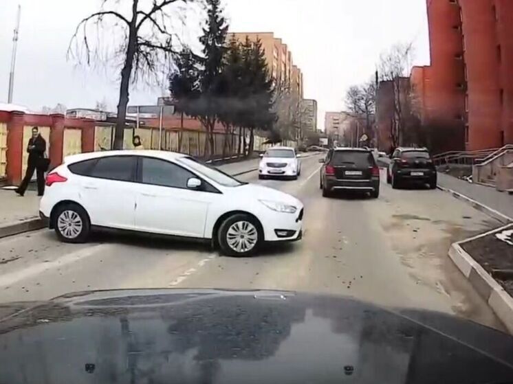 Автоледи припарковала машину поперек дороги, чтобы заглянуть в магазин