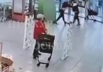 Охранник магазина получил серьезные травмы в ходе драки с покупателем на востоке Москвы