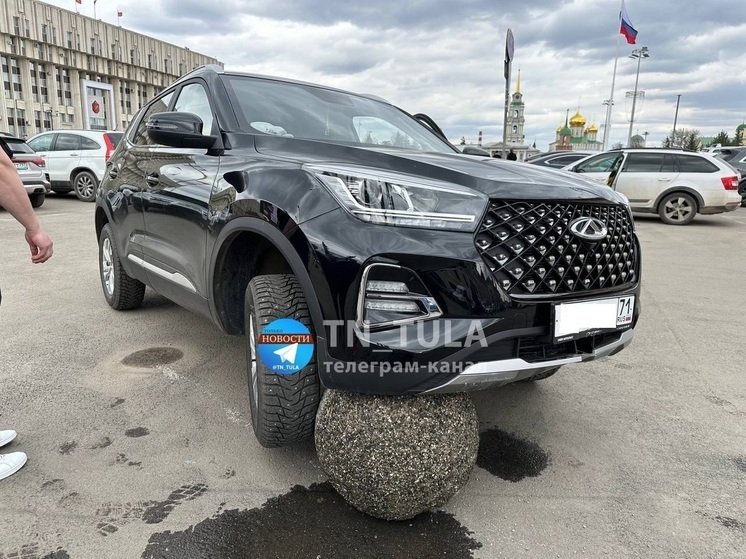 У здания тульского правительства Chery взгромоздилась на бетонный шар