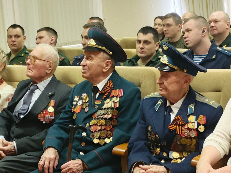 В преддверии Дня Победы в столице памятные медали и подарки вручены троим ветеранам Великой Отечественной войны