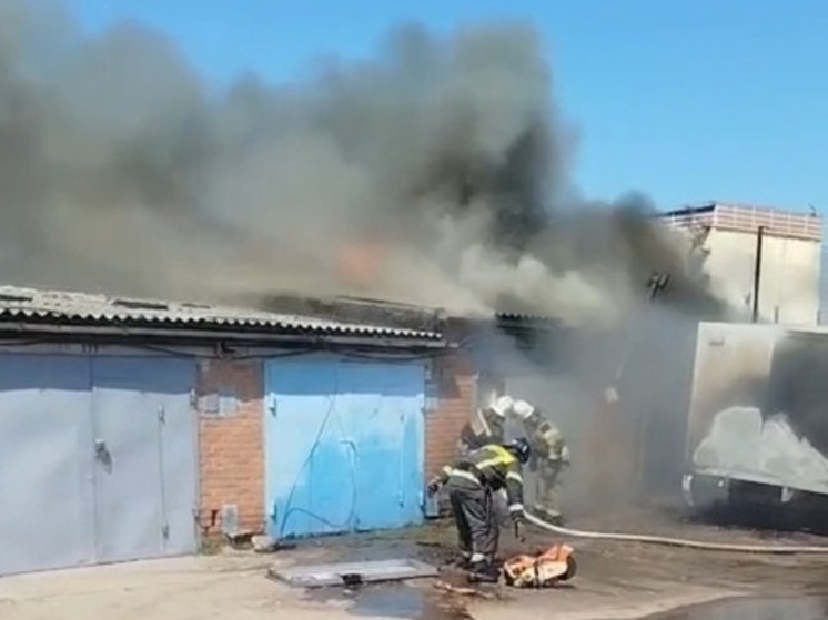 Машина и три гаража сгорели при пожаре в Азове
