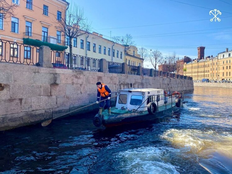 Начался летний сезон очистки вод Петербурга