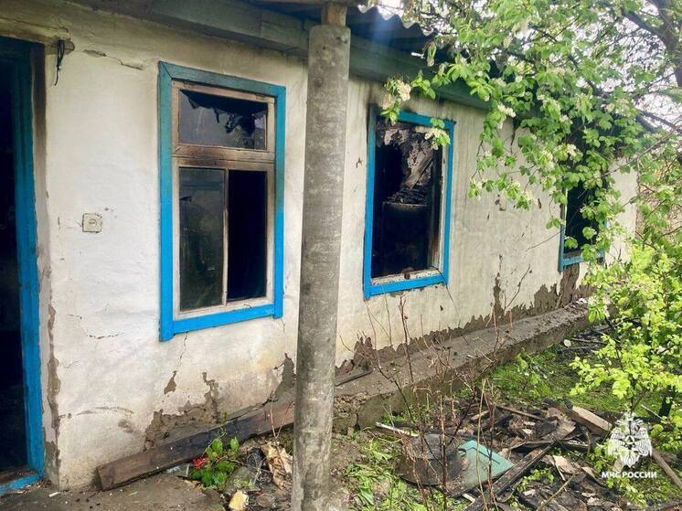 В станице Барсуковской при пожаре в заброшенном доме погибли двое мужчин