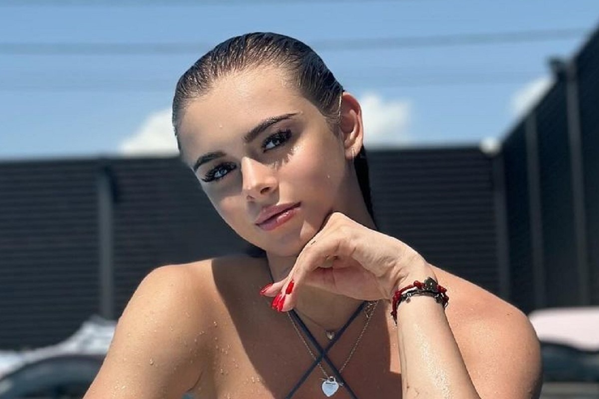 Анна Попова заинтриговала, показавшись в элегантном образе