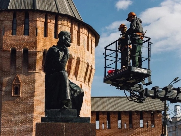 В Смоленске приступили к традиционному весеннему мытью памятников
