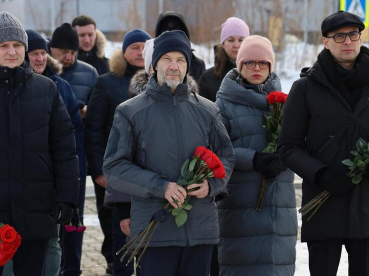 Посол Мексики начал визит в округ с возложения цветов к памятнику "Чукотка – фронту"