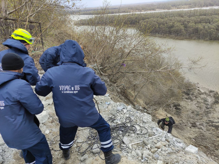 В Барнауле спасли упавшего в глубокий овраг мужчину