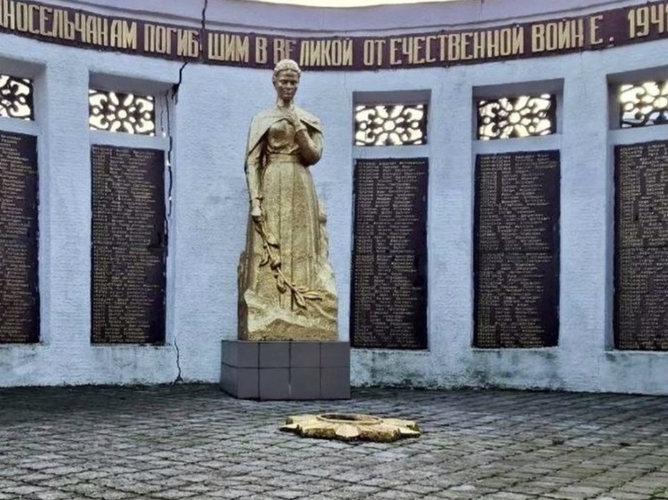 В пгт Володарское ДНР обновляют мемориал «Братская могила советских воинов Южного фронта и памятник погибшим односельчанам»