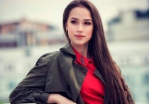 Олимпийская чемпионка по фигурному катанию Алина Загитова провела фотосессию на улицах весеннего Парижа. Для съемки спортсменка выбрала впечатляющий образ.