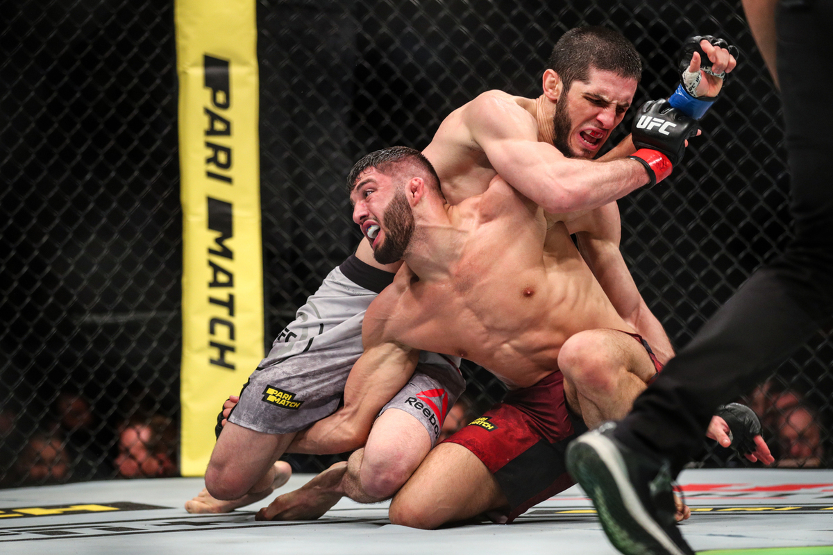Поклонники UFC требуют боя Махачева и Топурии