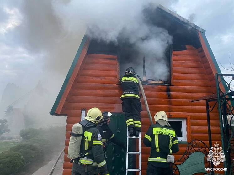 После пожара в Тверской области человека с ожогами доставили в больницу