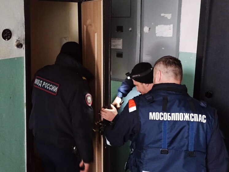 Мужчину с инсультом вызволили из запертой квартиры спасатели в Сергиевом Посаде