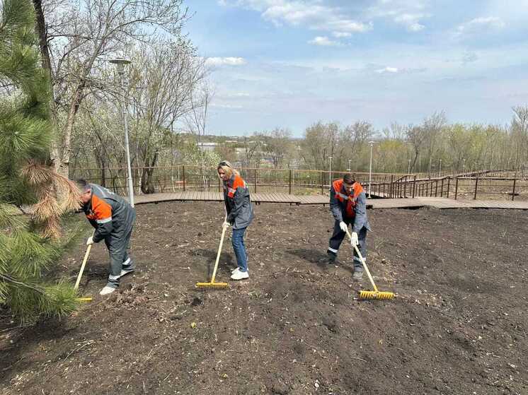 Энергетики навели чистоту в Парке Победы накануне его юбилея