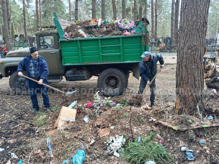 Почти 2 500 кубометров отходов вывезли с брянских кладбищ