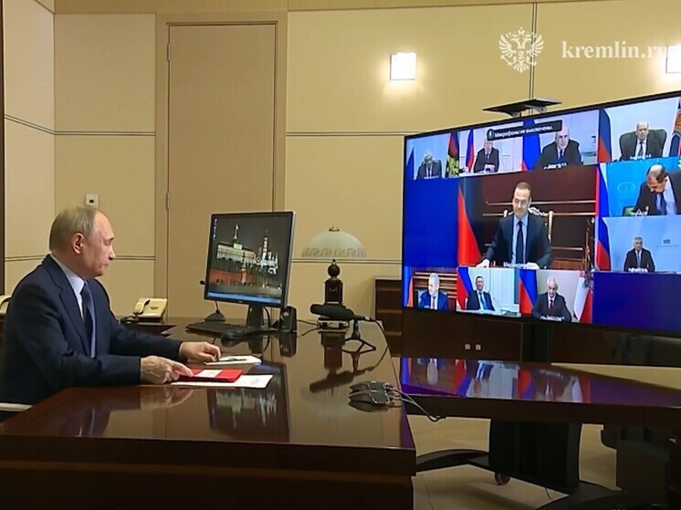Путин обсудил с членами Совбеза вовлечение молодежи в криминал