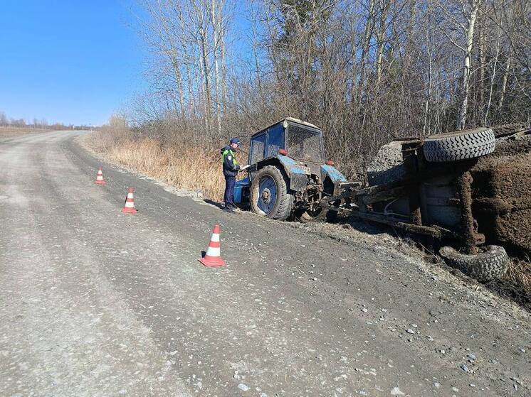 Тракторист умер во время движения на свердловской дороге