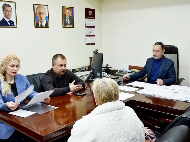 Очередной прием граждан в Сочи провел депутат Виктор Тепляков