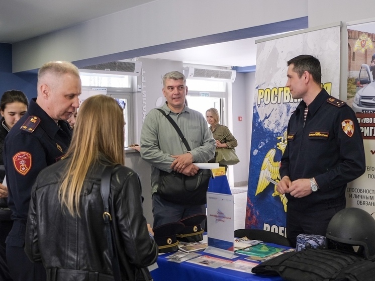 На Ярмарке вакансий в Смоленске росгвардейцы рассказали о приеме на службу