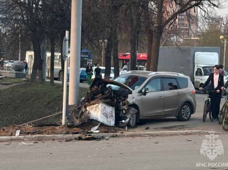 В Иванове при столкновении со столбом погиб водитель иномарки