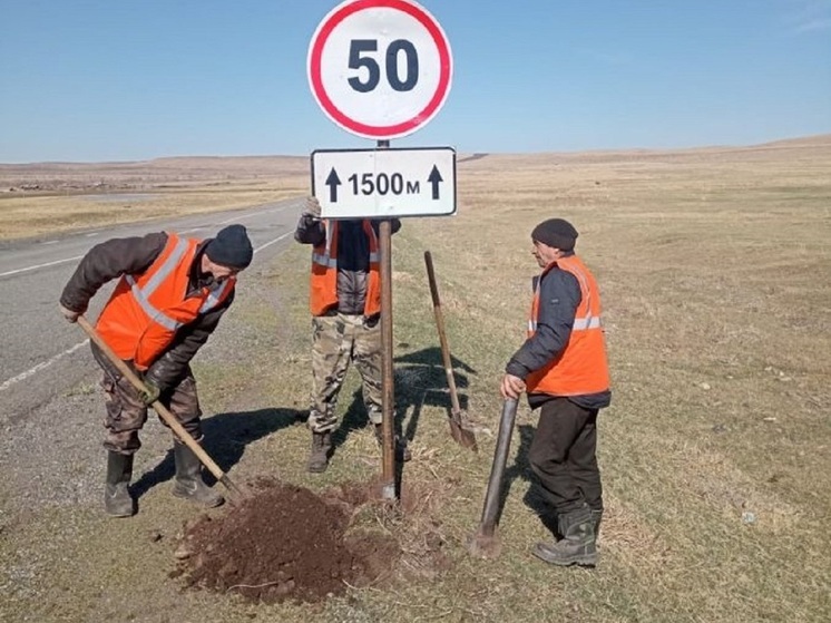 Дорожники ежедневно убирают вспученный асфальт на дорогах Хакасии