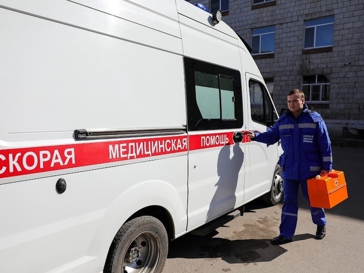На западе Волгограда иномарка врезалась в стоящий «Рено», пострадали 2 человека